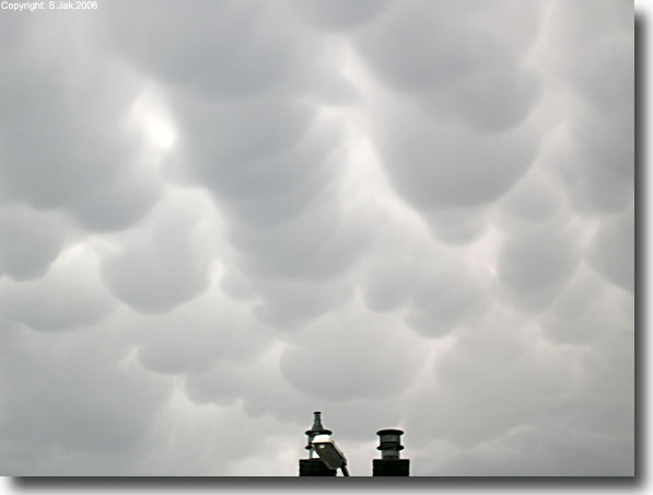 Mammatuswolken op 27 maart 2006 te Bennekom, eind van de middag; kans op hagel, onweer en zware windstoten!