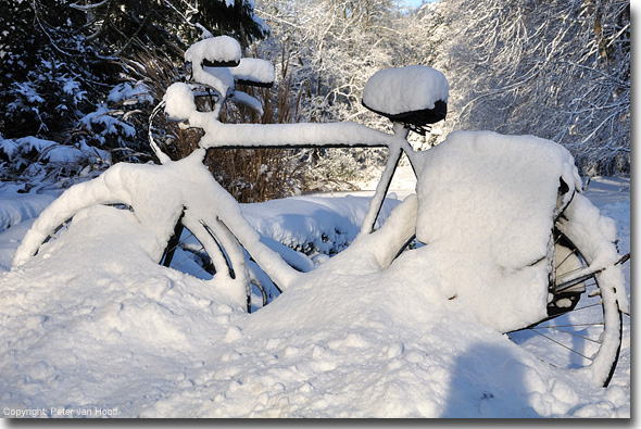 fiets in de sneeuw, eind december 2009, Baarn. Foto: Peter van Hooff