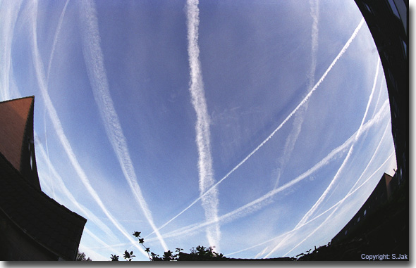 Vlioegtuigstrepen, ook wel contrails genoemd, op 18 april 2007 rond 0800 uur te Bennekom met een 16 mm. fish-eye lens gefotografeerd