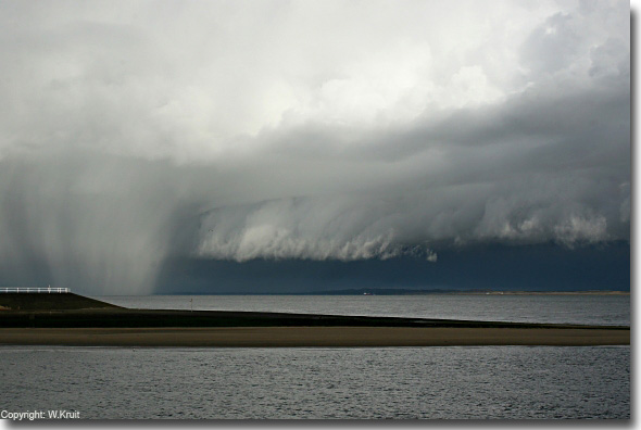 Buien boven de Westerschelde op 6 februari 2007 rond 10.00 uur door W. Kruit