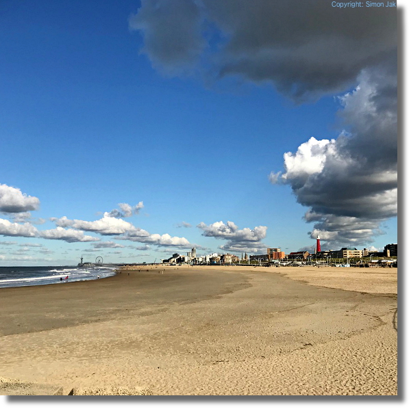 Wolkenstraten boven het strand van Scheveningen 29 oktober 2019, foto Simon Jak